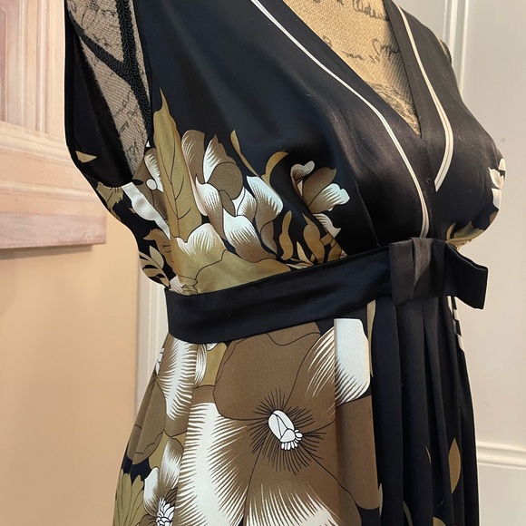 Silk knee-length cocktail dress. Mint condition. Purchased at boutique in Italy - Picture 5 of 6